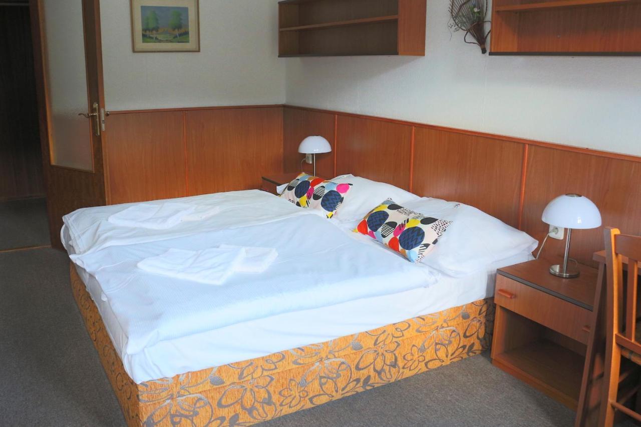 Hotel Maredis Korenov Ngoại thất bức ảnh